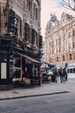 Londra, İngiltere - Mart 06, 2020: Covent Garden 'daki Kirpi Bar' ın sokak manzarası, Londra 'da bir çok dükkan ve restoranı olan ünlü bir turistik bölge, insanlar arka planda yürüyor.