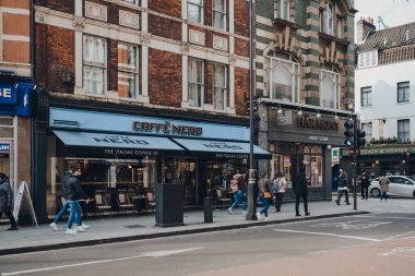 Londra, İngiltere - Mart 06, 2020: Cafe Nero 'nun Cephesi, İngiltere' nin başkenti Londra 'da bulunan Avrupa tarzı bir kahve markası..