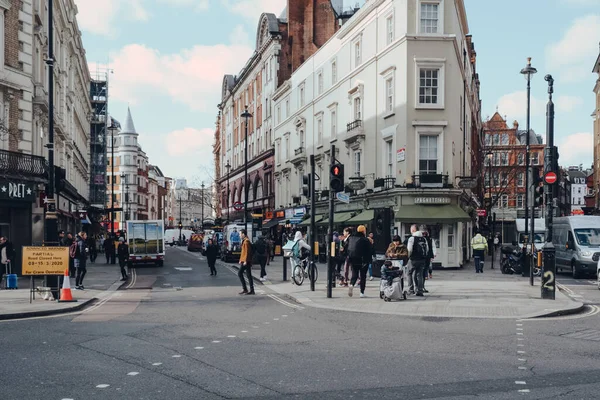 Londyn Wielka Brytania Marca 2020 Ludzie Spacerujący Ulicami Covent Garden — Zdjęcie stockowe