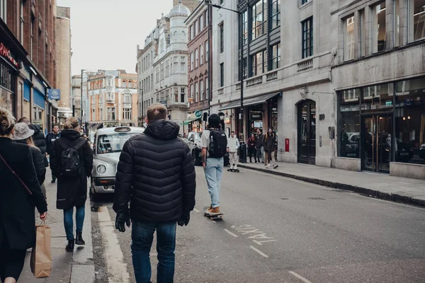 London Egyesült Királyság 2020 Március Skateboarder Pedestirans Street Soho Area — Stock Fotó