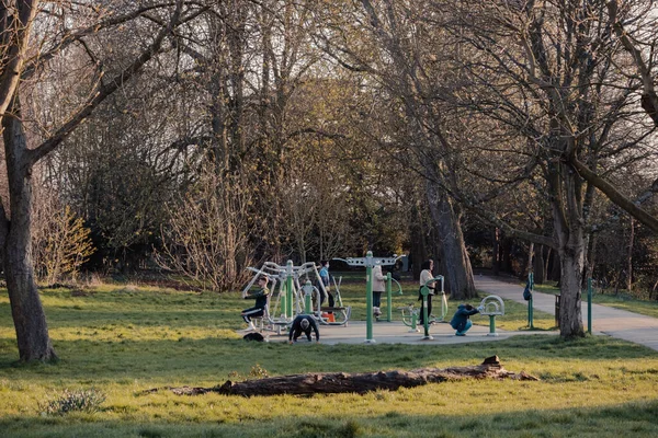 London March 2020 People Exercise Outdoor Gym Broomfield Park Public — Stock Photo, Image
