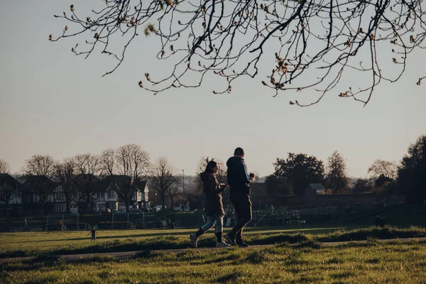 London March 2020 Two People Coffee Hand Walking Broomfield Park — Stock Photo, Image