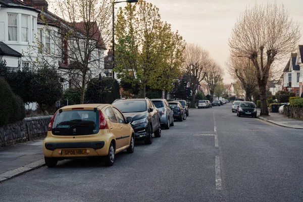 London Квітня 2020 Автомобілі Припарковані Перед Рядом Будинків Вулиці Палмерс — стокове фото