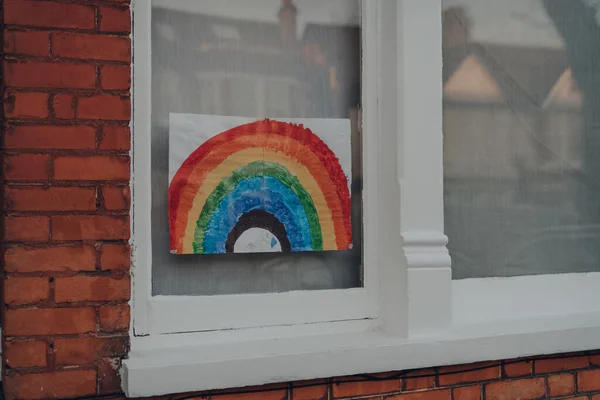 London Großbritannien April 2020 Handgemachtes Regenbogenschild Einem Fenster Eines Hauses — Stockfoto