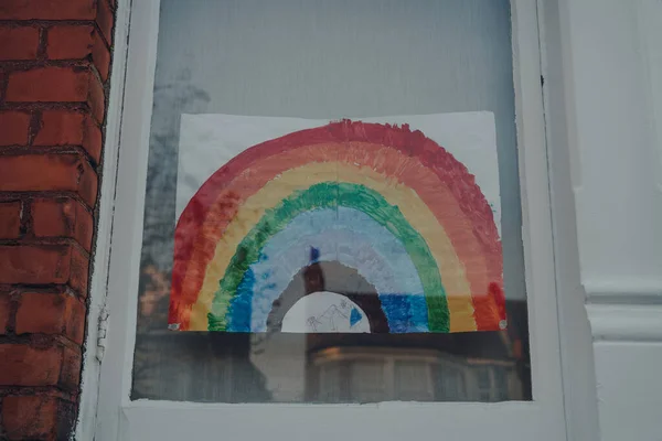 London Großbritannien April 2020 Handgemachtes Regenbogenschild Einem Fenster Eines Hauses — Stockfoto