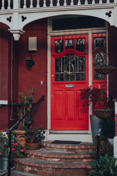 Porta Madeira Vermelha Brilhante Uma Casa Inglesa Tradicional Londres Reino — Fotografia de Stock