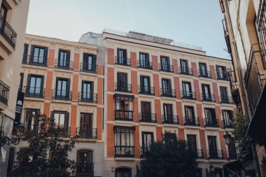 Madrid, İspanya - 26 Ocak 2020: İspanya 'nın başkenti Madrid' de Avrupa sanat eserlerinin zengin depolarıyla ünlü geleneksel bir apartman bloğu binasının cephesi.
