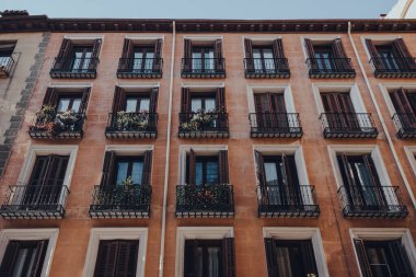 Old Town, Madrid, İspanya 'daki geleneksel apartman binasının ön cephesi, alçak açılı..