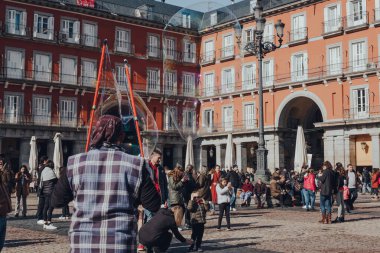 Madrid, İspanya - 26 Ocak 2020: İspanya 'nın zengin Avrupa sanat eserleri depolarıyla ünlü başkenti Madrid' in kalbinde büyük bir kamusal alan olan Plaza Mayor 'da sabun köpüğü üreten sokak sanatçısı.