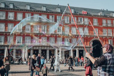 Madrid, İspanya - 26 Ocak 2020: İspanya 'nın zengin Avrupa sanat depolarıyla ünlü başkenti Madrid' in kalbinde büyük bir kamusal alan olan Plaza Mayor 'da sabun köpükleri yapan adam.