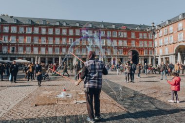 Madrid, İspanya - 26 Ocak 2020: İspanya 'nın zengin Avrupa sanat depolarıyla ünlü başkenti Madrid' in kalbinde büyük bir kamusal alan olan Plaza Mayor 'da sabun köpükleri yapan adam.