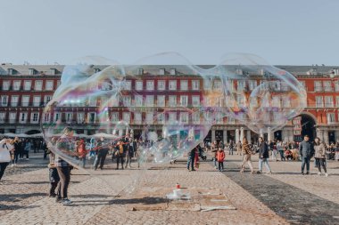 Madrid, İspanya - 26 Ocak 2020: Avrupa sanatının zengin depolarıyla ünlü İspanya 'nın başkenti Madrid' in kalbinde büyük bir kamusal alan olan Plaza Mayor 'da dev sabun kabarcıkları başladı.