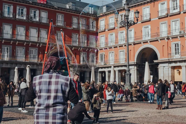 Madrid España Enero 2020 Artista Callejero Haciendo Pompas Jabón Plaza — Foto de Stock