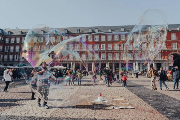 Madrid, İspanya - 26 Ocak 2020: Avrupa sanatının zengin depolarıyla ünlü İspanya 'nın başkenti Madrid' in kalbinde büyük bir kamusal alan olan Plaza Mayor 'da dev sabun kabarcıkları başladı.