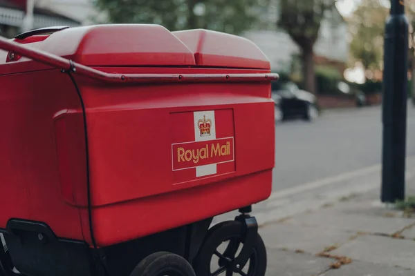 Лондон Великобритания Апреля 2020 Года Рыжий Тролль Доставкой Royal Mail — стоковое фото