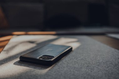 Londra, İngiltere - 5 Mayıs 2020: iPhone Pro Max 'in Apple tarafından seçici bir odak noktasına yakın çekim. Apple yakın tarihte, kilitleme sırasında Harita kullanıcılarının seyahat davranışlarındaki değişiklikleri ortaya çıkaran bir araç başlattı.