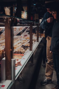 Madrid, İspanya - 26 Ocak 2020: Mercado de San Miguel 'de (