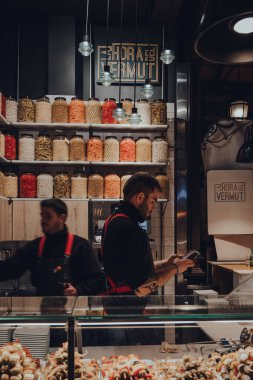 Madrid, İspanya - 26 Ocak 2020: Mercado de San Miguel 'deki La Hora del Hermut standında çalışan personel (
