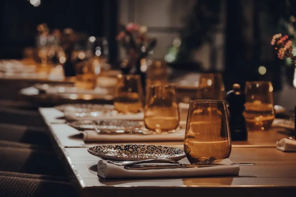 Fila Mesas Dentro Restaurante Luz Malhumorada Enfoque Superficial — Foto de Stock