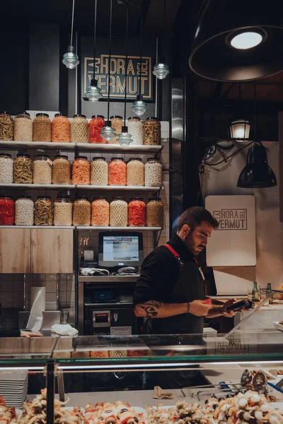 Madrid Espanha Janeiro 2020 Funcionários Stand Hora Del Hermut Mercado — Fotografia de Stock