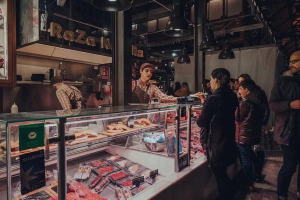 Madrid Spagna Gennaio 2020 Donna Che Acquista Cibo Uno Stand — Foto Stock