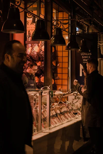 西班牙马德里 2020年1月26日 圣米格尔市场 Mercado San Miguel 内的Mas摊位上的顾客 这是马德里的一个覆盖市场 摊位提供各种西班牙菜 — 图库照片