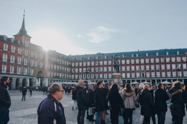Madrid, İspanya - 26 Ocak 2020: Madrid, İspanya 'nın kalbinde büyük bir kamusal alan olan Plaza Mayor' da bir grup turist.