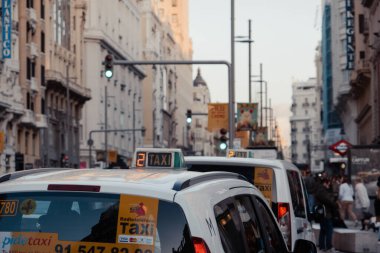 Madrid, İspanya - 26 Ocak 2020: Madrid 'de Gran Via caddesinde bir taksiye yakın çekim yapmak, İspanya' nın başkenti Avrupa sanatının zengin depoları, seçici odak noktaları ile ünlüdür..