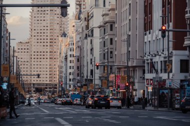 Madrid, İspanya - 26 Ocak 2020: Gran Via 'daki arabalar, taksiler ve insanlar, İspanya' nın orta kesimindeki ana cadde, alacakaranlıkta.