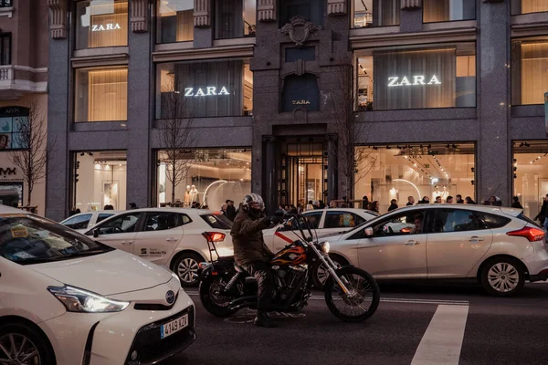 Madrid España Enero 2020 Biker Muchos Taxis Frente Tienda Zara — Foto de Stock
