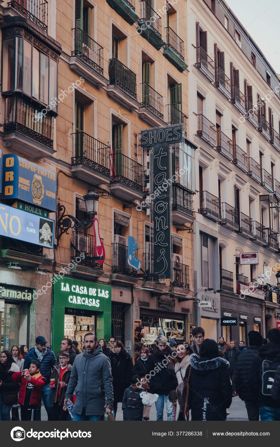 Madrid Spanien Januar 2020 Eine Reihe Von Geschäften Auf ...