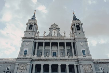 İspanya 'nın Madrid şehrinde bir Katolik kilisesi olan Amudena Katedrali' nin (Katedral de la Almudena) gökyüzüne karşı alçak açı görünümü.