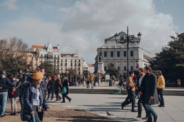 Madrid, İspanya - 26 Ocak 2020: İspanya 'nın başkenti Madrid' de bir sokakta yürüyen insanlar, güneşli bir günde Avrupa sanatının zengin depolarıyla tanınıyorlar..