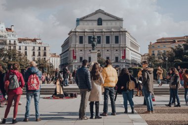 Madrid, İspanya - 26 Ocak 2020: İspanya 'nın başkenti Madrid' deki Plaza de Oriente 'de arp çalan genç adam, Avrupa sanatının zengin depolarıyla tanınıyor..
