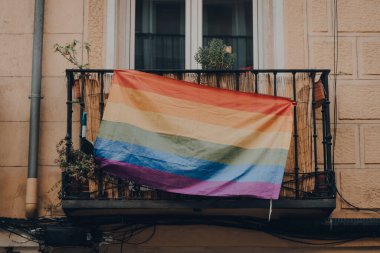 Madrid, İspanya 'da bir binanın balkon parmaklıklarında gökkuşağı bayrağı sallanıyor..