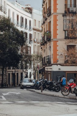 Madrid, İspanya - 26 Ocak 2020: Güneşli bir kış gününde İspanya 'nın başkenti Madrid' deki geleneksel bir caddenin manzarası