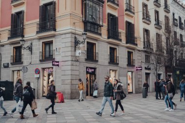 Madrid, İspanya - 26 Ocak 2020: İspanya 'nın başkenti Madrid' de bir sokakta alışveriş, Avrupa sanatının zengin depoları, yanından geçen insanlar, seçici odak, hareket bulanıklığı.