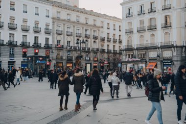 Madrid, İspanya - 26 Ocak 2020: Madrid 'de bir halk meydanı olan Puerta del Sol' da yürüyen pek çok insan, şehrin en tanınmış ve işlek yerlerinden biri..