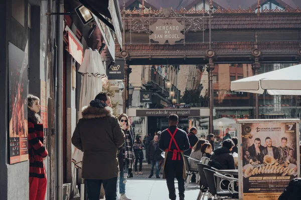 Madrid España Enero 2020 Gente Camina Fuera Del Mercado San — Foto de Stock