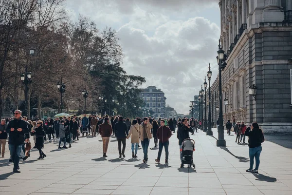 Madrid, İspanya - 26 Ocak 2020: Parlak güneşli bir günde İspanya 'nın başkenti Madrid' de bir sokakta yürüyen pek çok kişi, zengin Avrupa sanat depolarıyla tanınıyor..