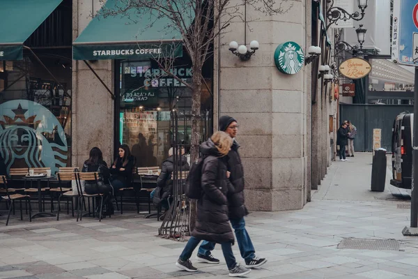 マドリード スペイン 2020年1月26日 ヨーロッパ美術の豊かなリポジトリで有名なスペインの首都マドリードの通りにあるスターバックスのコーヒーショップ 過去を歩く人々 モーションブラー — ストック写真
