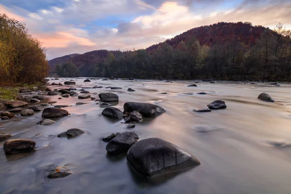 Sonbaharda dağ nehri