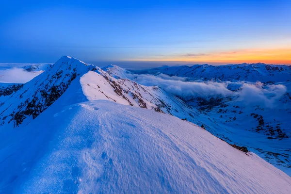 Moldoveanu vrchol v zimě — Stock fotografie