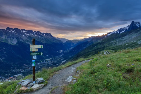 De vallei van Chamonix in de wolken. Frankrijk — Stockfoto