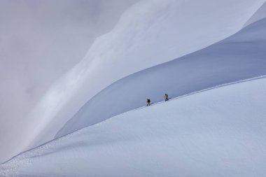 Dağcıların Mont Blanc massif üzerinde 