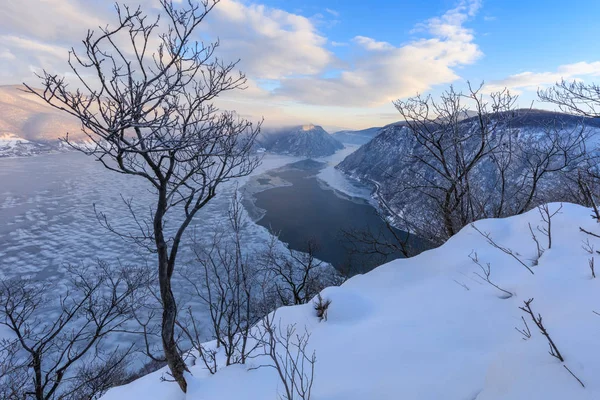 Donau raviner på vintern, Rumänien — Stockfoto