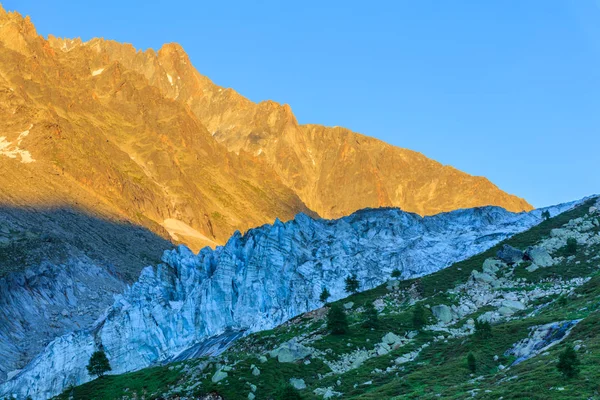 Argentiere gletsjer in de Alpen in Chamonix, Frankrijk — Stockfoto