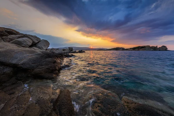 Sonnenaufgang auf der Insel Mammouliani, Griechenland — Stockfoto