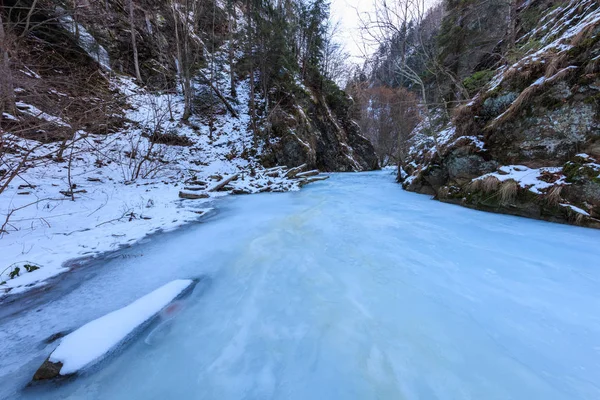 Valea lui Stan Gorge v zimě, Rumunsko — Stock fotografie