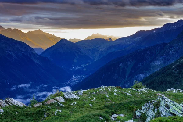 Chamonix vale nas nuvens. França — Fotografia de Stock